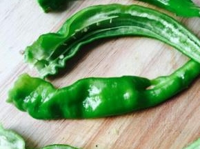 尖椒劈开，去白筋。