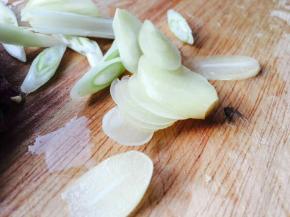 葱蒜切片。