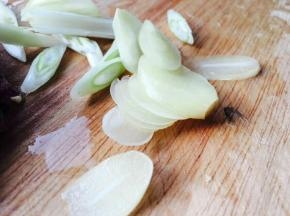 葱蒜切片。