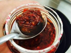 取一勺郫县豆瓣酱。