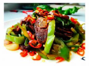 出锅，撒上小米辣椒。