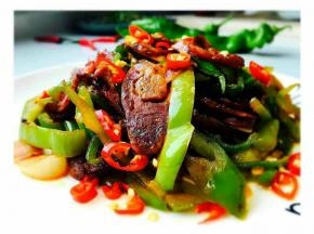 出锅，撒上小米辣椒。