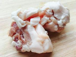 五花肉洗净备用。