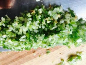 葱姜切末。