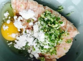 肉泥里放一个鸡蛋，淀粉，五香粉，葱姜末，盐。
