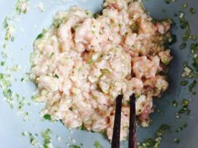 搅拌均匀，朝同一个方向搅打上劲儿。