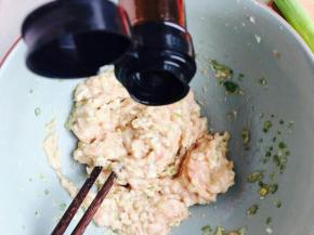 加适量味极鲜。