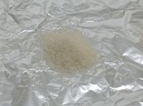 烤盘上铺上锡纸，上面放入适量的椰蓉