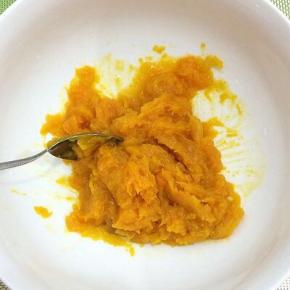 南瓜用小勺压成泥