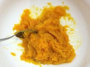 南瓜用小勺压成泥