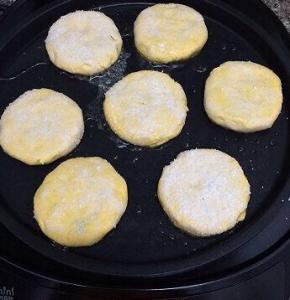 电饼档倒入少许油预热，预热好后放入沾满椰蓉的饼坯，煎到熟为止