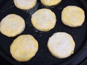 电饼档倒入少许油预热，预热好后放入沾满椰蓉的饼坯，煎到熟为止