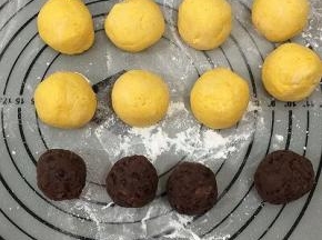 饧好的面团分成40克一个剂子搓圆，放在洒有少许面粉的垫上