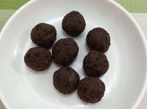 熟红豆馅分成25克一个搓圆