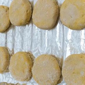 全部做好，放在铺有椰蓉的锡纸上，两边都均匀的沾上椰蓉