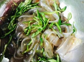 拉皮跟尖椒混合在一起。