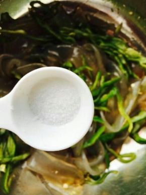 加盐，少量白糖提鲜。