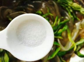 加盐，少量白糖提鲜。