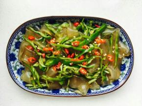 搅拌均匀，加小米辣椒。