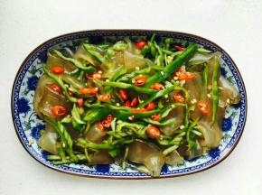 搅拌均匀，加小米辣椒。