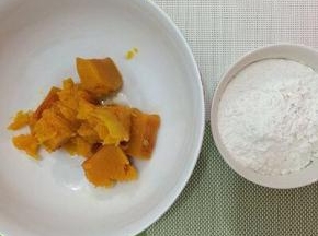 食材：熟南瓜和糯米粉