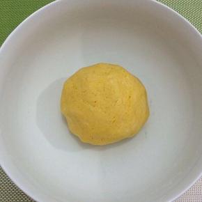 和成柔软的面团，盖上保鲜膜饧十分钟