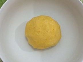 和成柔软的面团，盖上保鲜膜饧十分钟