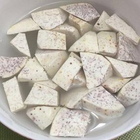 芋头去皮洗净，切成滚刀块放入水中