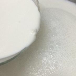 剩下的花生浆倒入锅中大火烧开，转小火，在把搅拌均匀的生粉糊倒入锅中