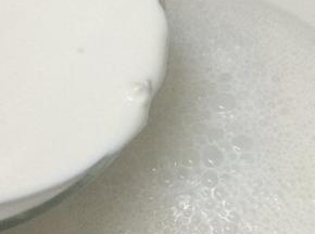 剩下的花生浆倒入锅中大火烧开，转小火，在把搅拌均匀的生粉糊倒入锅中