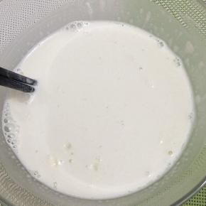 用筷子搅拌成生粉糊备用
