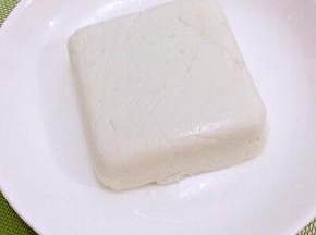 然后倒入盘中，切成自己喜欢的形状，可以凉拌着吃
