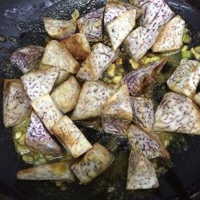 然后下入炸好的芋头块，让芋头块都均匀的裹上咖喱汁