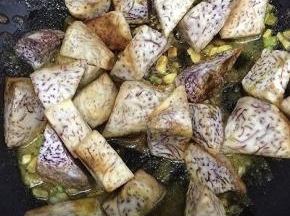 然后下入炸好的芋头块，让芋头块都均匀的裹上咖喱汁