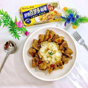 将做好的咖喱芋头倒入装有米饭的盘中即可