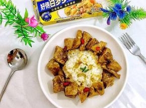 将做好的咖喱芋头倒入装有米饭的盘中即可