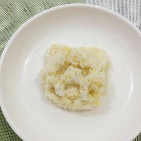 准备一碗米饭放入盘中