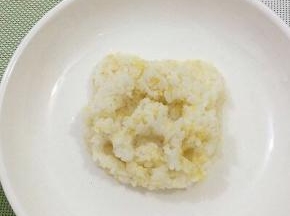 准备一碗米饭放入盘中