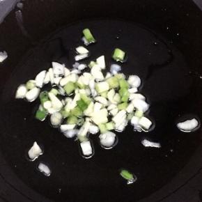 锅里留少许底油，下入葱蒜炒出香味