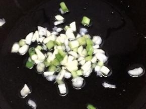 锅里留少许底油，下入葱蒜炒出香味