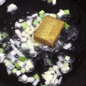 放入咖喱块，煸炒出咖喱味道