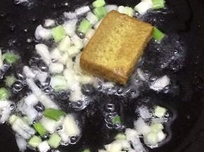 放入咖喱块，煸炒出咖喱味道