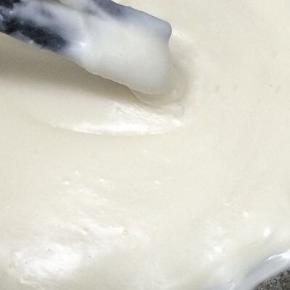 用筷子快速搅拌