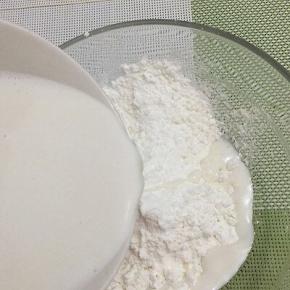 打好的花生浆用沙布过滤一下，在用秤称出150克花生浆加入到生粉中