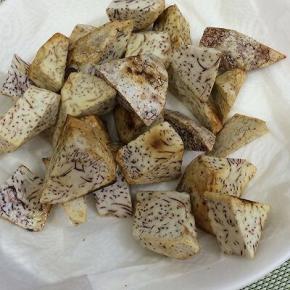 然后捞出放在铺有厨房纸巾上吸一下多余的油份