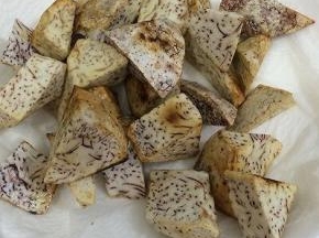然后捞出放在铺有厨房纸巾上吸一下多余的油份