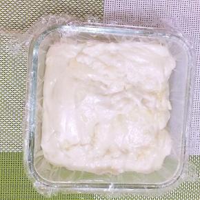 拿个小碗或者豆腐模具，底下铺一层保鲜膜，把锅里的花生浆糊倒入，等晾凉放入冰箱冷藏二个小时左右成形