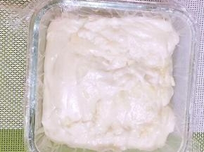 拿个小碗或者豆腐模具，底下铺一层保鲜膜，把锅里的花生浆糊倒入，等晾凉放入冰箱冷藏二个小时左右成形