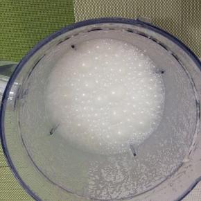 将剥好的花生米和水一起放入料理机中，打成花生浆