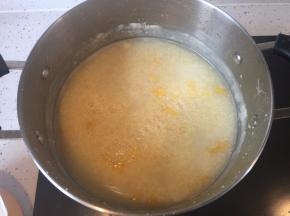 再煮大约十分钟,小米粥变粘稠,南瓜软糯就可以关火了